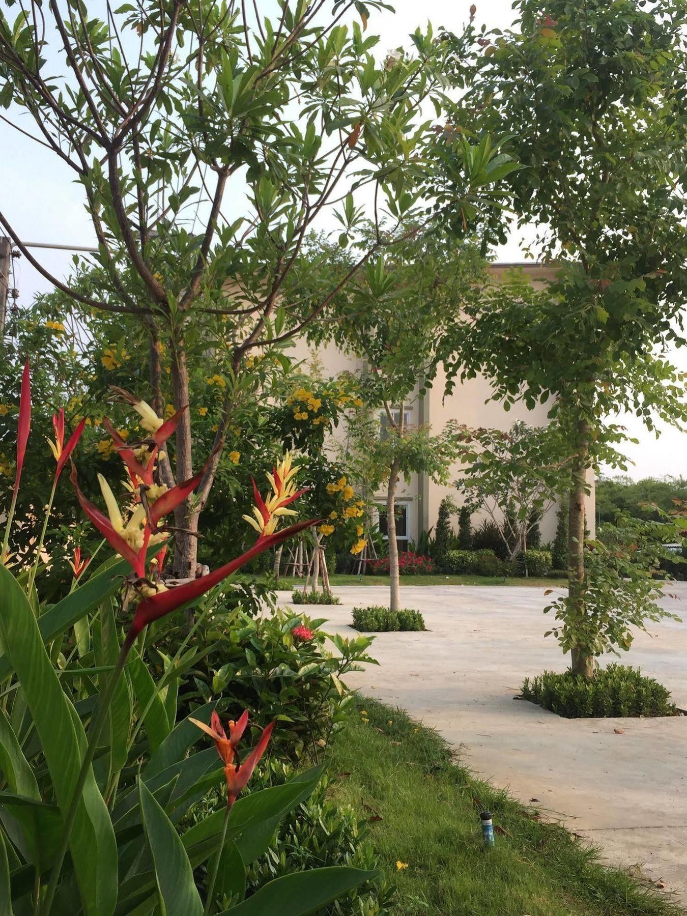 Oyo 306 Paradise Park Laemchabang Si Racha Ngoại thất bức ảnh